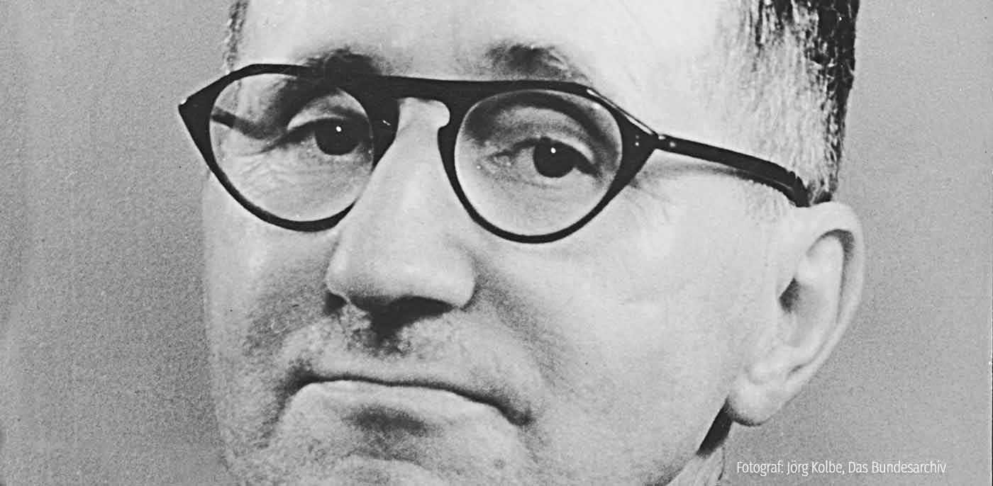 Berthold Brecht mit Brille. (Fotograf: Jörg Kolbe, Das Bundesarchiv)
